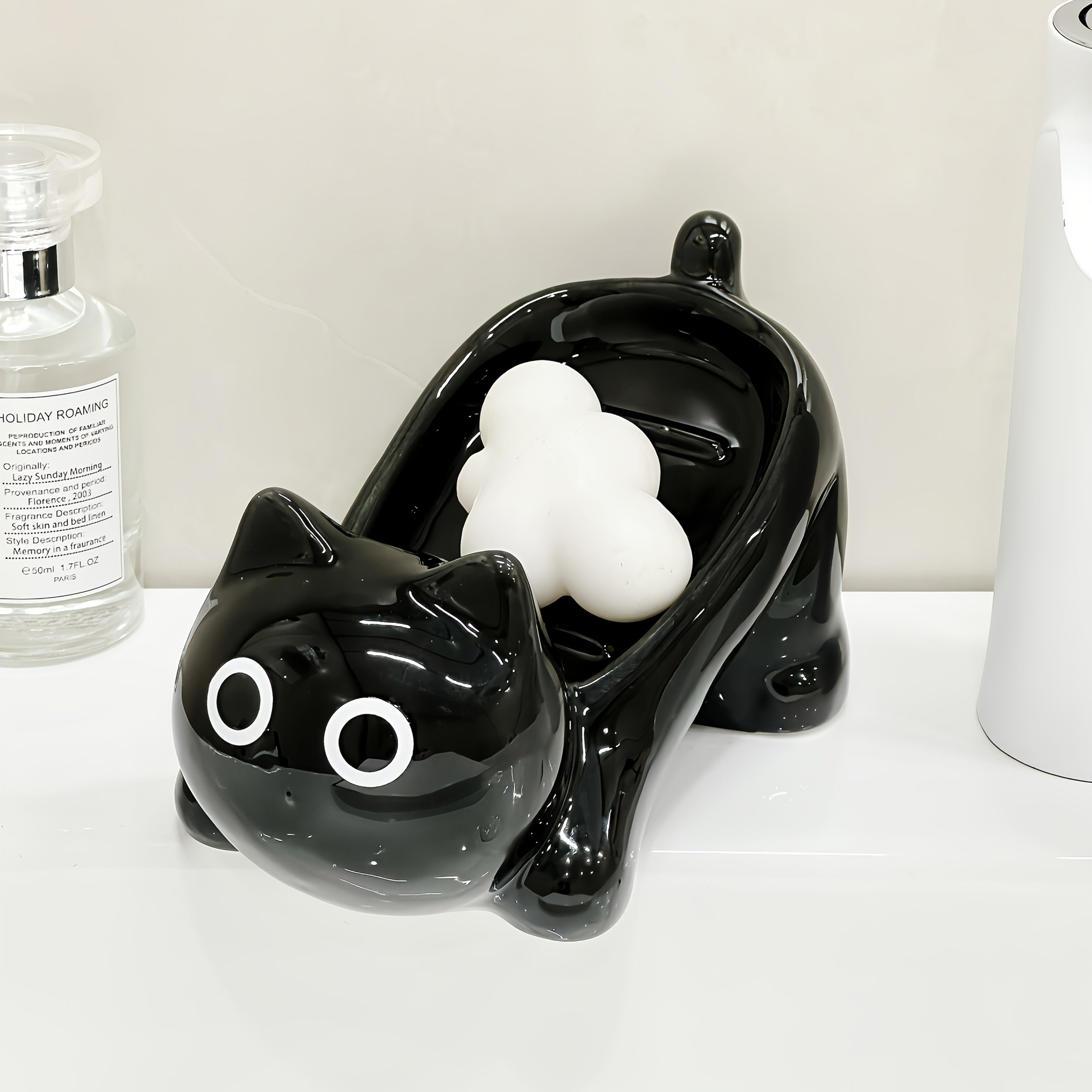 A Charming Ceramic Cat Soap Dish That Features Drainage Without The Need for Drilling. It Can Also Serve As a Decorative Piece, Preventing Water Accumulation, Making It Suitable for Home Bathrooms, Hotel Vanities, And Kitchen Sinks