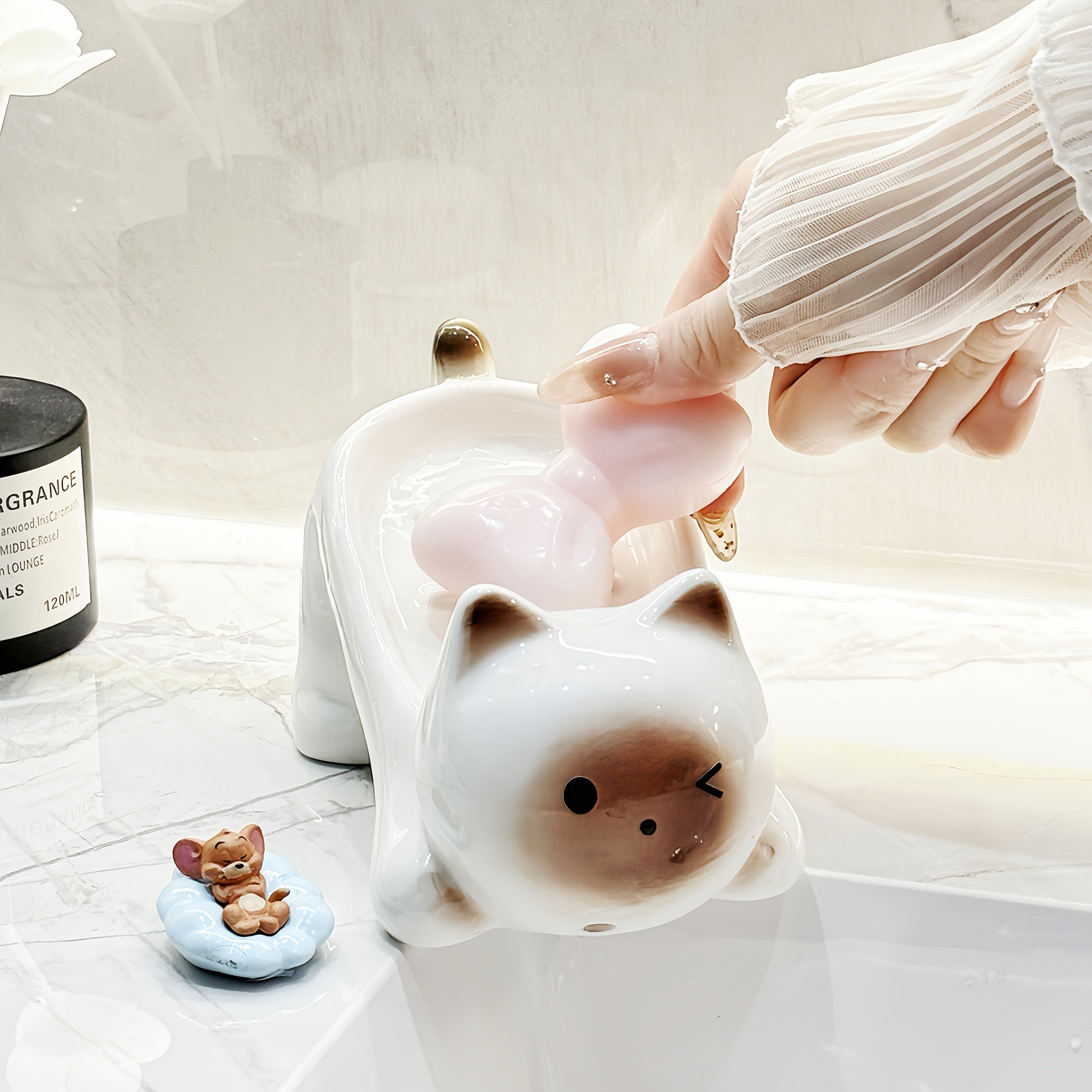 A Charming Ceramic Cat Soap Dish That Features Drainage Without The Need for Drilling. It Can Also Serve As a Decorative Piece, Preventing Water Accumulation, Making It Suitable for Home Bathrooms, Hotel Vanities, And Kitchen Sinks