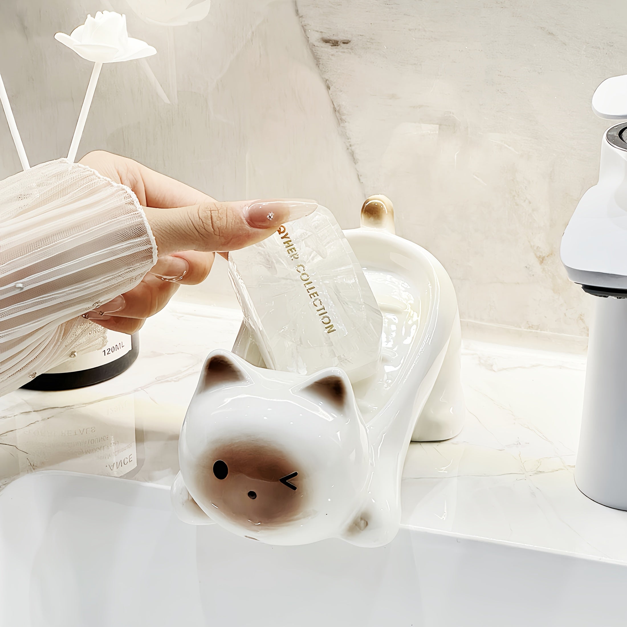 A Charming Ceramic Cat Soap Dish That Features Drainage Without The Need for Drilling. It Can Also Serve As a Decorative Piece, Preventing Water Accumulation, Making It Suitable for Home Bathrooms, Hotel Vanities, And Kitchen Sinks